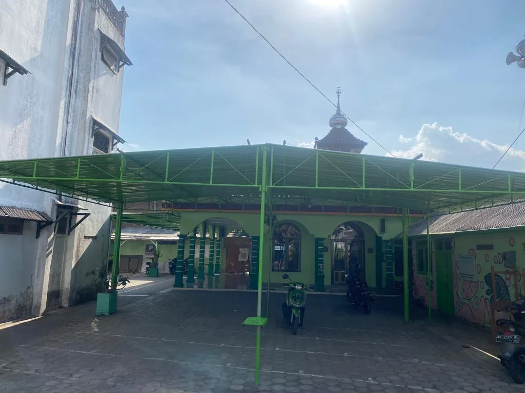 Halaman dan kanopi Masjid Al-Amanah