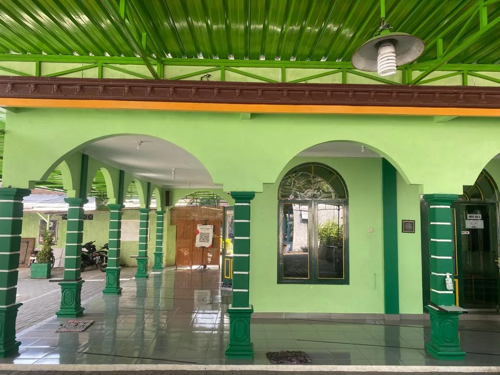 Serambi dan ruang depan Masjid Al-Amanah